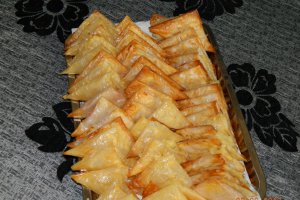 Trigoane aperitiv cu sunca si cascaval