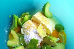 Cheesecake de avocado cu caramel de lamaie verde