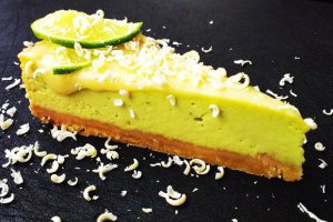 Cheesecake de avocado cu caramel de lamaie verde