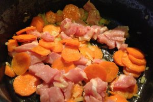 Mancare de mazare cu carne de porc