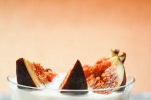 Granola cu nuci si iaurt grecesc