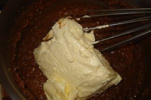 Prajitura cu crema de nuca si zmeura