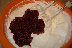 Prajitura cu crema de nuca si zmeura