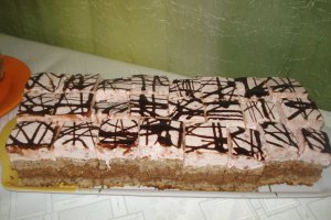 Prajitura cu crema de nuca si zmeura