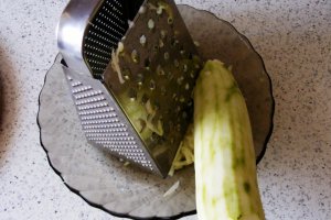 Gnocchi cu sos de rosii cu legume si carnaciori
