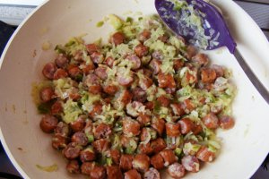 Gnocchi cu sos de rosii cu legume si carnaciori