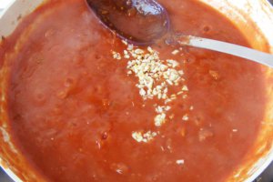 Gnocchi cu sos de rosii cu legume si carnaciori