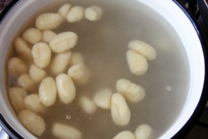 Gnocchi cu sos de rosii cu legume si carnaciori