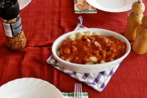 Gnocchi cu sos de rosii cu legume si carnaciori