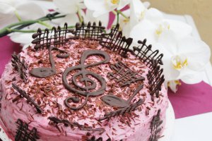 Tort cu blat din chek cu albusuri si crema de fructe de padure