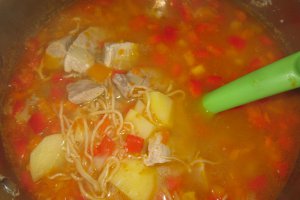 Ciorba taraneasca cu carne de porc si legume