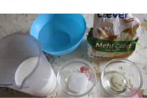 Clatite cu dulceata de cirese negre