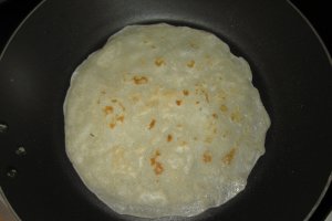 Clatite cu dulceata de cirese negre