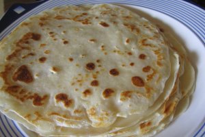 Clatite cu dulceata de cirese negre