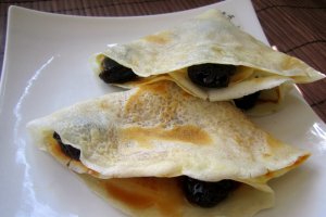 Clatite cu dulceata de cirese negre