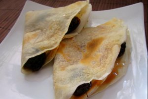 Clatite cu dulceata de cirese negre