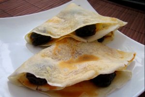 Clatite cu dulceata de cirese negre