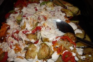 Salata calda de legume cu iaurt si usturoi