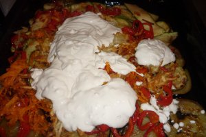 Salata calda de legume cu iaurt si usturoi