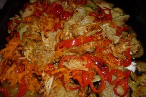 Salata calda de legume cu iaurt si usturoi