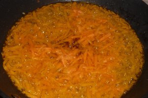 Salata calda de legume cu iaurt si usturoi