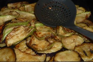 Salata calda de legume cu iaurt si usturoi