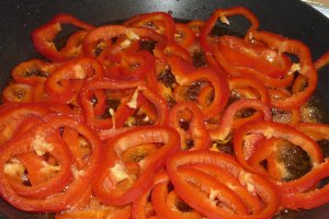 Salata calda de legume cu iaurt si usturoi