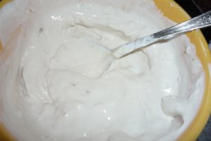 Salata calda de legume cu iaurt si usturoi
