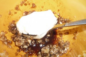 Salata calda de legume cu iaurt si usturoi