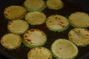 Salata calda de legume cu iaurt si usturoi