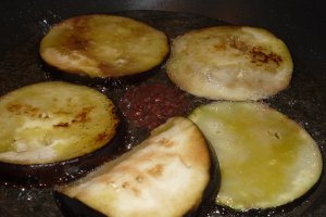 Salata calda de legume cu iaurt si usturoi
