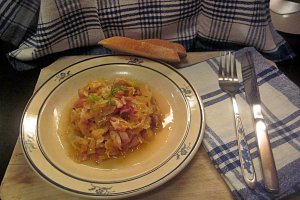 Mâncare de varză murată, cu fasole boabe și bacon