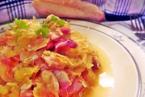 Mâncare de varză murată, cu fasole boabe și bacon