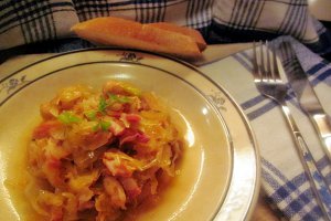 Mâncare de varză murată, cu fasole boabe și bacon