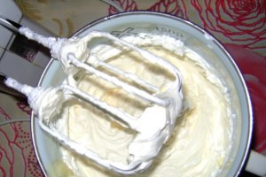Rulada cu crema de vanilie si banane