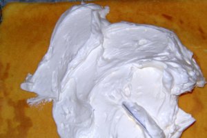 Rulada cu crema de vanilie si banane