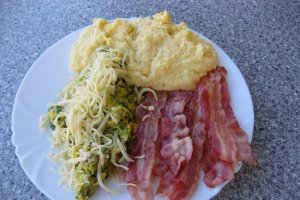 Omleta cu ceapa verde,bacon si polenta (mamaliga )