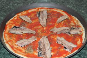 Pizza cu sardine si hering afumat