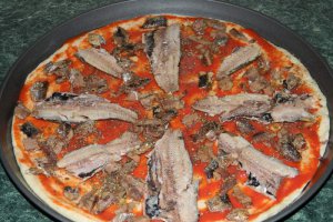 Pizza cu sardine si hering afumat
