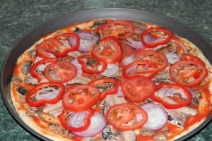 Pizza cu sardine si hering afumat