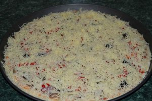 Pizza cu sardine si hering afumat
