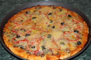 Pizza cu sardine si hering afumat