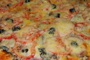 Pizza cu sardine si hering afumat
