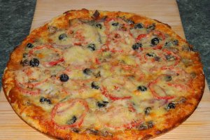 Pizza cu sardine si hering afumat