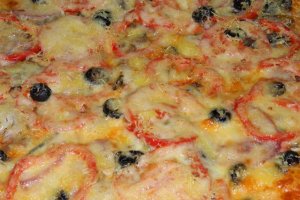 Pizza cu sardine si hering afumat