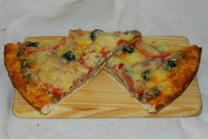 Pizza cu sardine si hering afumat