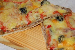 Pizza cu sardine si hering afumat