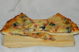 Pizza cu sardine si hering afumat
