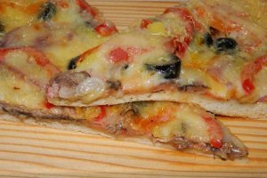 Pizza cu sardine si hering afumat