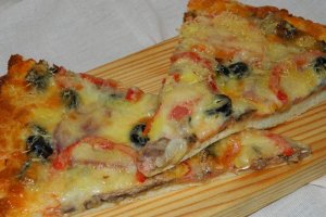 Pizza cu sardine si hering afumat